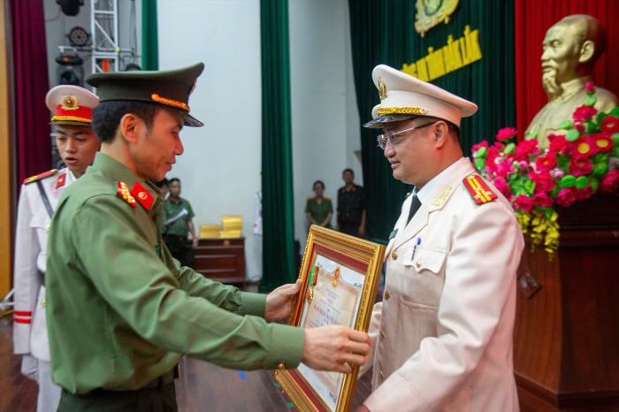 Thừa ủy quyền Chủ tịch nước, Phó giám đốc Công an tỉnh trao Huân chương cho các tập thể.