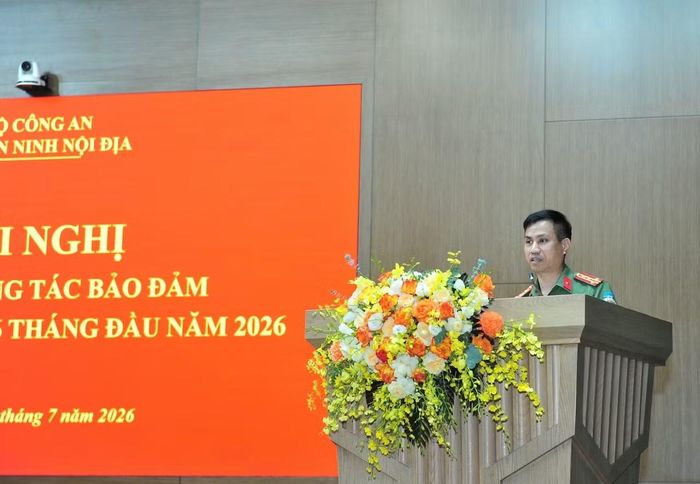 Các đại biểu tham luận tại hội nghị.
