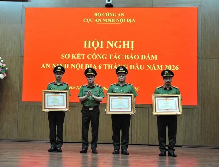 Thừa ủy quyền, Thiếu tướng Nguyễn Hữu Mạnh trao Bằng khen của Thủ tướng Chính phủ tặng các tập thể và cá nhân.