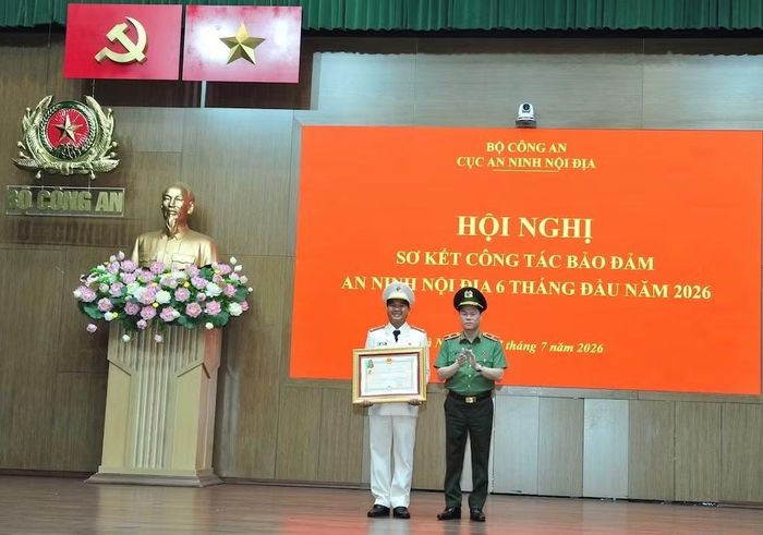 Thừa ủy quyền, Cục trưởng Cục An ninh nội địa Nguyễn Hữu Mạnh trao Huân chương Bảo vệ Tổ quốc hạng Ba cho Đại úy A Trung, cán bộ Cục An ninh nội địa.