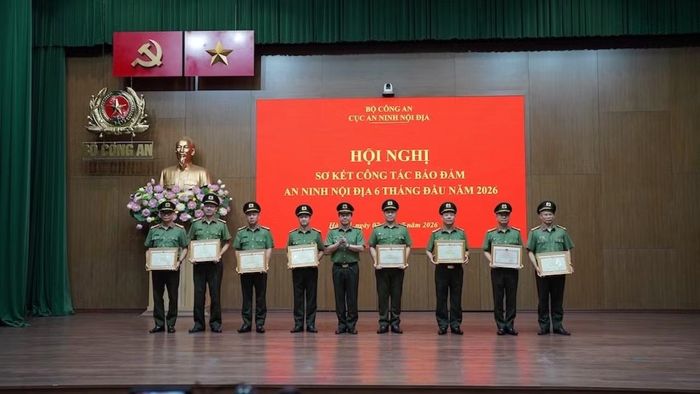 Thừa ủy quyền, Đại tá Cao Hữu Thiên, Phó Cục trưởng Cục An ninh nội địa trao Bằng khen của Bộ trưởng Bộ Công an và Chủ tịch UBND tỉnh Gia Lai tặng các tập thể và cá nhân.