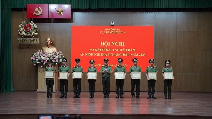 Thừa ủy quyền, Phó Cục trưởng Cục An ninh nội địa Cao Hữu Thiên trao Bằng khen của Bộ trưởng Bộ Công an tặng các cá nhân.