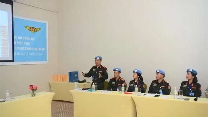  Chiếc bút laser theo chân người sĩ quan mũ nồi xanh tiên phong. 