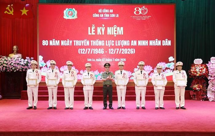Các tập thể, cá nhân có thành tích xuất sắc được Giám đốc Công an tỉnh tặng Giấy khen.