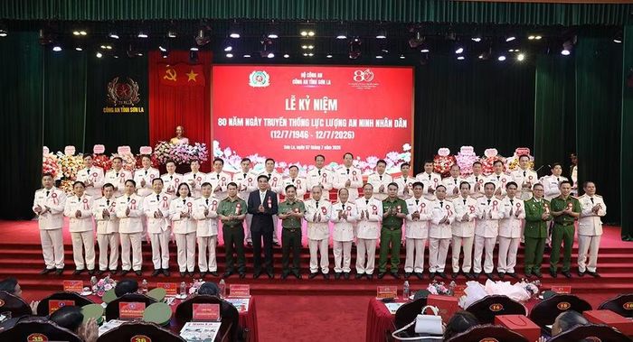 Các đại biểu chụp ảnh lưu niệm.