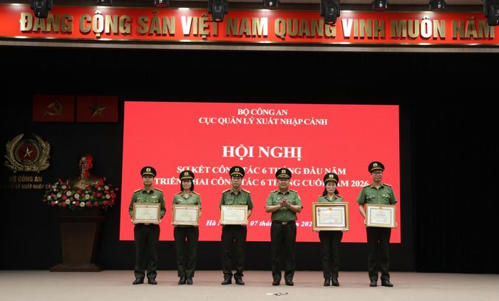 Thừa ủy quyền, Trung tướng Phạm Đăng Khoa, Cục trưởng Cục Quản lý xuất nhập cảnh trao Bằng khen của Bộ Công an tặng các tập thể, cá nhân có thành tích xuất sắc.
