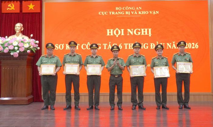 Thiếu tướng Lê Việt Thắng trao Giấy khen của Cục Trang bị và kho vận tặng các tập thể, cá nhân có thành tích xuất sắc.