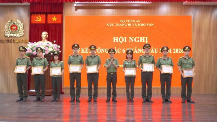 Thiếu tướng Nguyễn Trường Thọ trao Giấy khen của Cục Trang bị và kho vận tặng các tập thể, cá nhân xuất sắc.