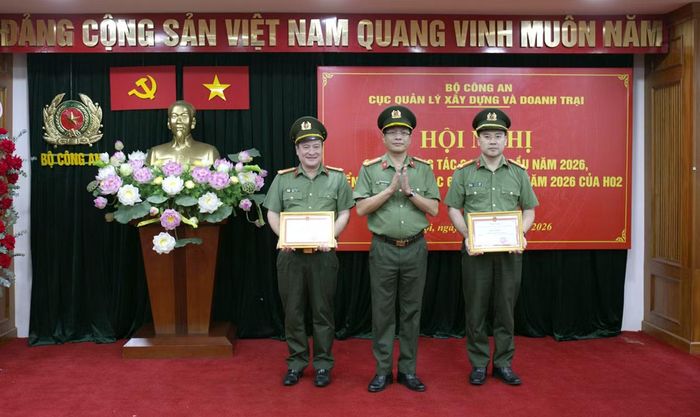 Đại tá Nguyễn Lê Quang, Phó Cục trưởng Cục Quản lý xây dựng và doanh trại trao Giấy khen của Cục Quản lý xây dựng và doanh trại tặng các tập thể có thành tích xuất sắc.