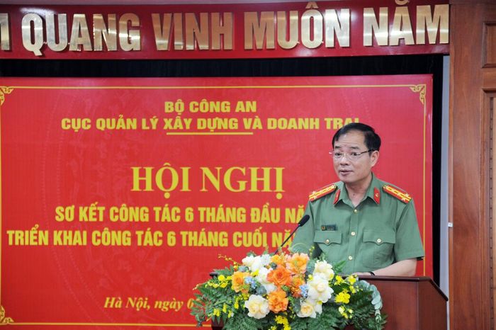 Đại tá Nguyễn Trọng Tiến, Phó Cục trưởng Cục Quản lý xây dựng và doanh trại báo cáo tóm tắt sơ kết công tác 6 tháng đầu năm và triển khai công tác 6 tháng cuối năm 2026.