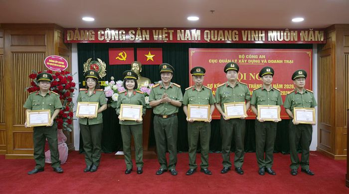 Đại tá Nguyễn Trọng Tiến, Phó Cục trưởng Cục Quản lý xây dựng và doanh trại trao Giấy khen của Cục Quản lý xây dựng và doanh trại tặng các tập thể có thành tích xuất sắc.