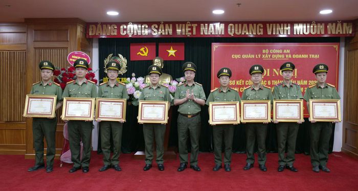 Thừa ủy quyền, Đại tá Trịnh Bá Quý, Phó Cục trưởng Cục Quản lý xây dựng và doanh trại trao Bằng khen của Bộ trưởng Bộ Công an tặng các tập thể, cá nhân, có thành tích xuất sắc.