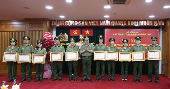 Thừa ủy quyền, Thiếu tướng Hà Văn Tuyên trao Bằng khen của Bộ trưởng Bộ Công an tặng các tập thể, cá nhân có thành tích xuất sắc.