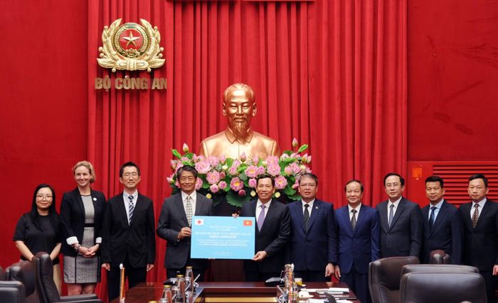 Đại sứ Nhật Bản tại Việt Nam Ito Naoki trao viện trợ Dự án “Tăng cường hợp tác quốc tế trong phòng, chống tội phạm lừa đảo có tổ chức và xuyên quốc gia” của Chính phủ Nhật Bản tặng Bộ Công an Việt Nam.