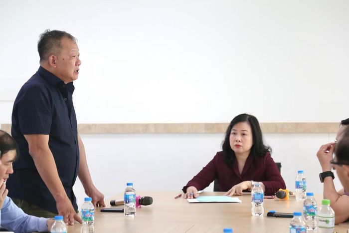Giám đốc Bệnh viện Việt Đức Dương Đức Hùng báo cáo tiến độ chuẩn bị để đưa cơ sở 2 vào hoạt động.