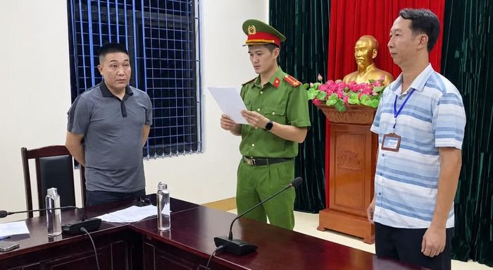 Cơ quan Cảnh sát điều tra Công an tỉnh Lào Cai thi hành Lệnh tạm giam đối với bị can Trần Đức Thắng để điều tra về hành vi lừa đảo chiếm đoạt tài sản.