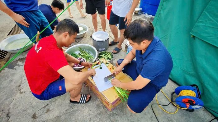 Thiếu tá Trần Hồng Sơn và tổ hậu cần chuẩn bị chu đáo mỗi bữa ăn cho anh em chiến sĩ.