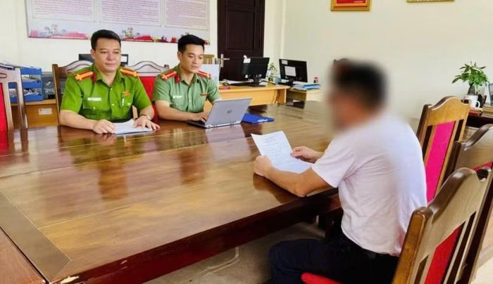 Công an xã Bảo Thắng làm việc với ông S..