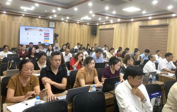 Các đại biểu tích cực thực hiện các thao tác theo hướng dẫn của báo cáo viên hội nghị tập huấn.