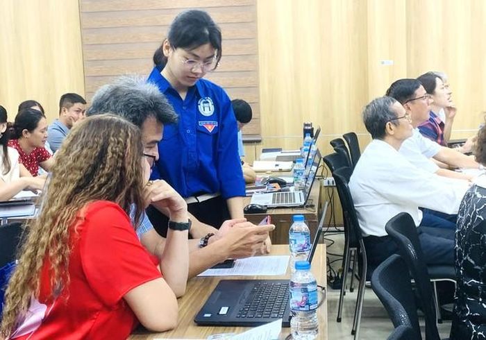 Các tình nguyện viên của Trường Đại học Mở Hà Nội hướng dẫn cán bộ khuyến học thực hiện sử dụng phần mềm đánh giá mô hình công dân học tập.