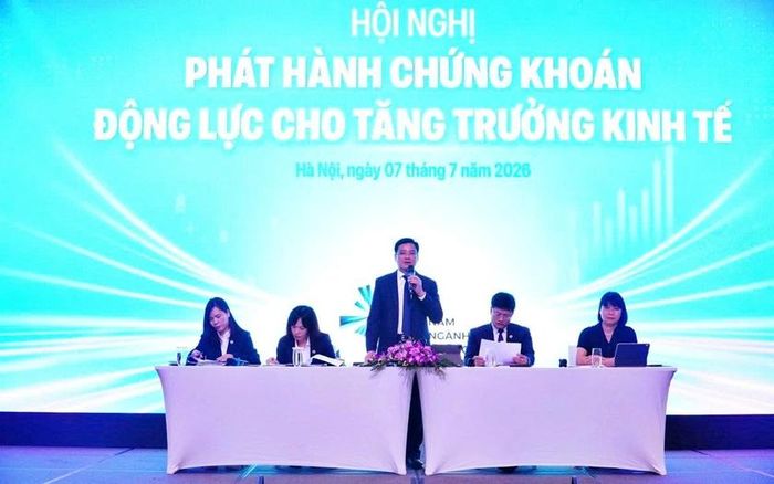 Phó Chủ tịch Ủy ban Chứng khoán Nhà nước Hoàng Văn Thu trả lời câu hỏi của các công ty chứng khoán, doanh nghiệp về phát hành chứng khoán tại phiên thảo luận.