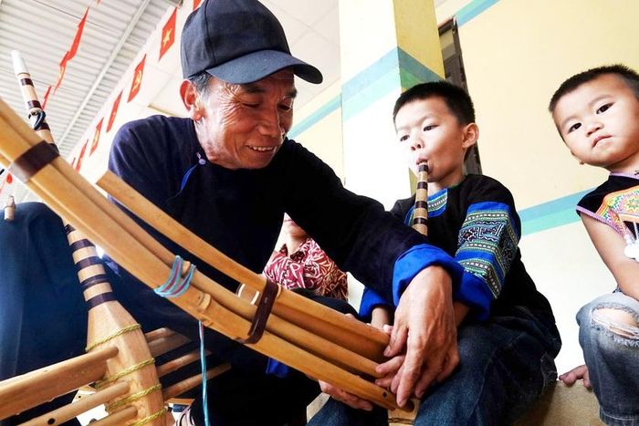 Nghệ nhân Giàng A Chơ trao truyền di sản khèn cho học sinh trong những ngày hè. Ảnh: Trọng Bảo
