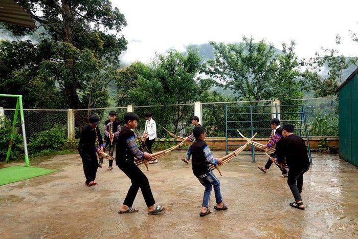 Nhịp quay vòng khèn Mông ở vùng cao Lao Chải (Lào Cai). Ảnh: Trọng Bảo