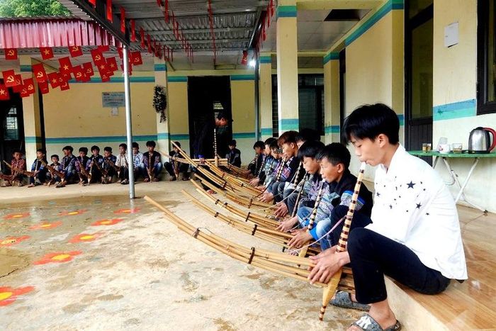 Học khèn Mông đòi hỏi phải kiên trì, dẻo dai. Ảnh: Trọng Bảo