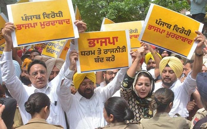 Các nghị sĩ đảng Aam Aadmi tổ chức biểu tình bên ngoài nhà riêng của một lãnh đạo đảng BJP ở Punjab, cáo buộc đây là "lợi dụng chính trị" vào một vấn đề tôn giáo nhạy cảm.
