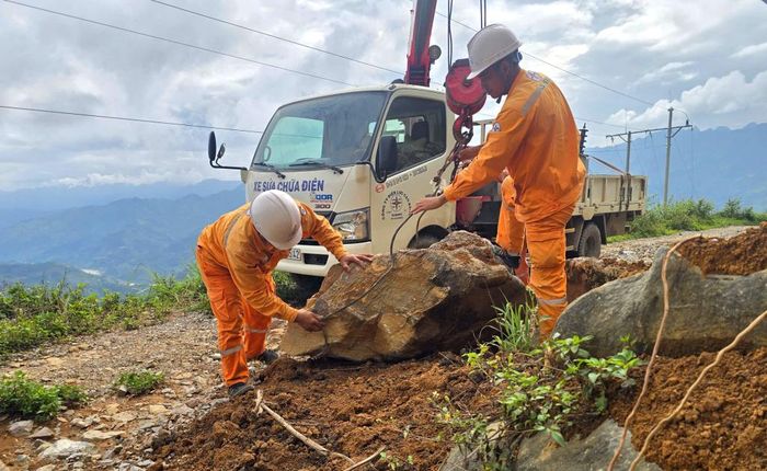 Cán bộ Điện lực Bảo Lạc xử lý đất đá từ taluy dương tràn xuống mặt đường tại khu vực Lũng Mần, Lũng Pịa, xã Cốc Pàng.