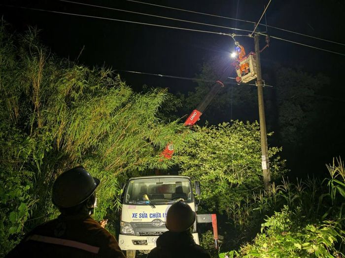 Nhân viên điện lực nỗ lực khắc phục sự cố trong đêm tại các xã xã vùng sâu, vùng biên có địa hình bị chia cắt.