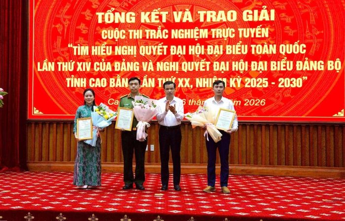 Đồng chí Bế Thanh Tịnh, Phó Bí thư Thường trực Tỉnh ủy, Trưởng Đoàn đại biểu Quốc hội tỉnh trao giải cho các tập thể đạt giải.