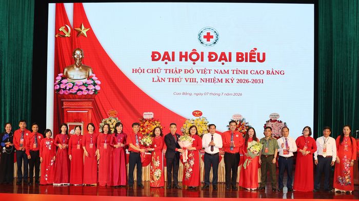 Các đồng chí lãnh đạo Trung ương, tỉnh tặng hoa chúc mừng Ban Chấp hành Hội Chữ thập đỏ tỉnh khóa VIII, nhiệm kỳ 2026 - 2031.