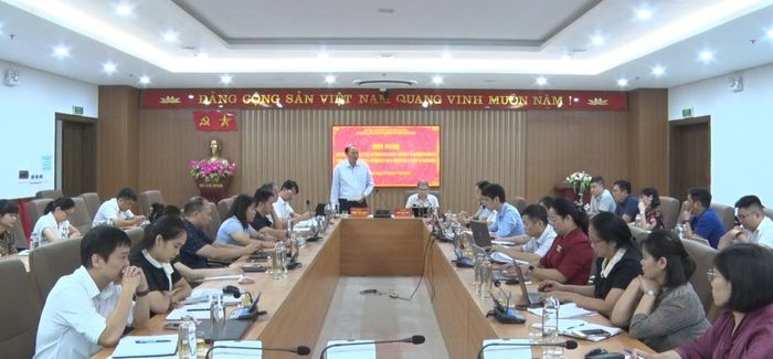 Phó Chủ tịch UBND tỉnh Hoàng Văn Thạch phát biểu chỉ đạo tại hội nghị.