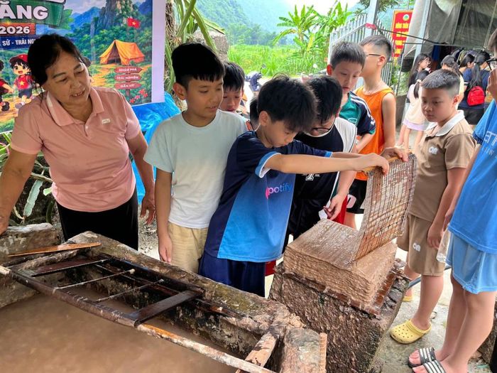 Em Triệu Nguyễn Quốc Huy, phường Nùng Trí Cao tham gia trải nghiệm văn hóa địa phương.
