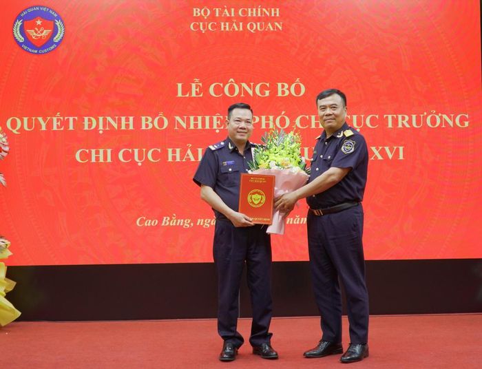 Đồng chí Nguyễn Văn Thọ, Cục trưởng Cục Hải quan trao quyết định bổ nhiệm Phó Chi cục trưởng Chi cục Hải quan khu vực XVI.