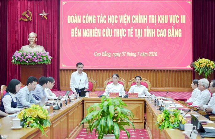 Đồng chí Bế Thanh Tịnh, Phó Bí Thường trực Tỉnh ủy, Trưởng Đoàn đại biểu Quốc hội tỉnh trao đổi tại buổi làm việc.