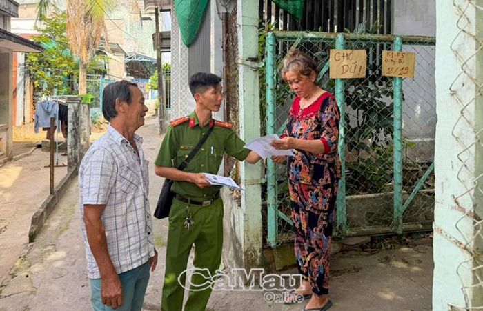 Cán bộ, chiến sĩ phát tờ rơi cho từng hộ về những vấn đề và thông tin cần thiết trong cuộc sống.