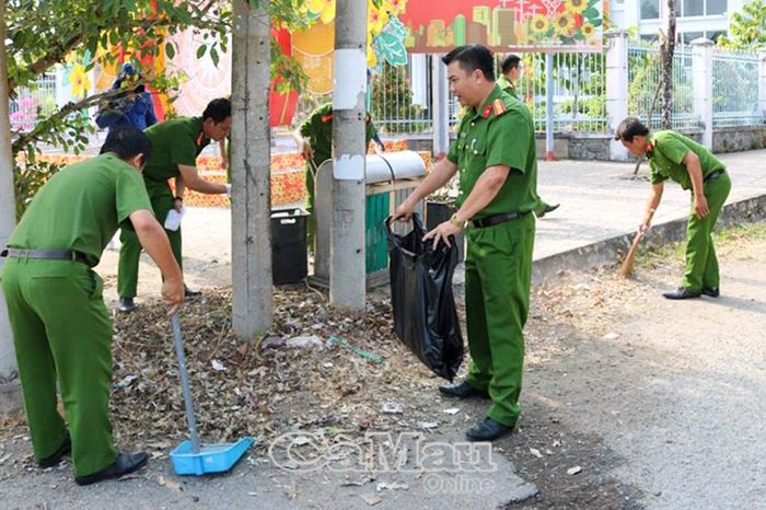 Cán bộ chiến sĩ đang thu gom rác làm sạch môi trường.