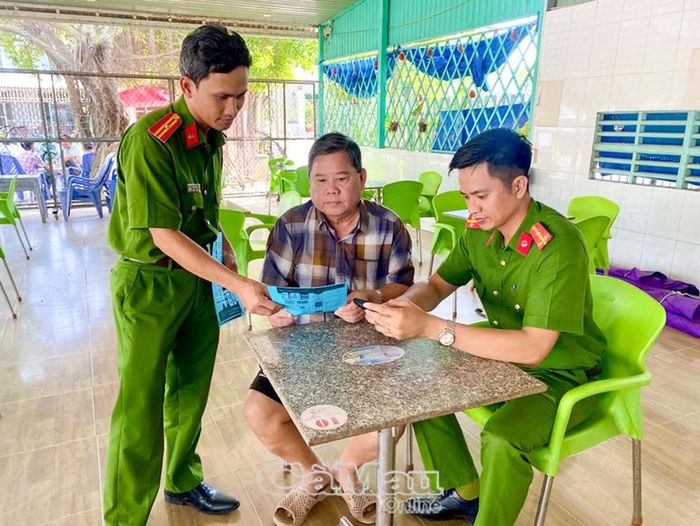 Công an phường Vĩnh Trạch tuyên truyền pháp luật tận nhà dân.
