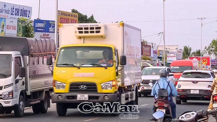 Khu vực chợ Nhà Phấn (Xã Lương Thế Trân) có mật độ phương tiện lưu thông cao, đặc biệt là xe tải và ô tô.