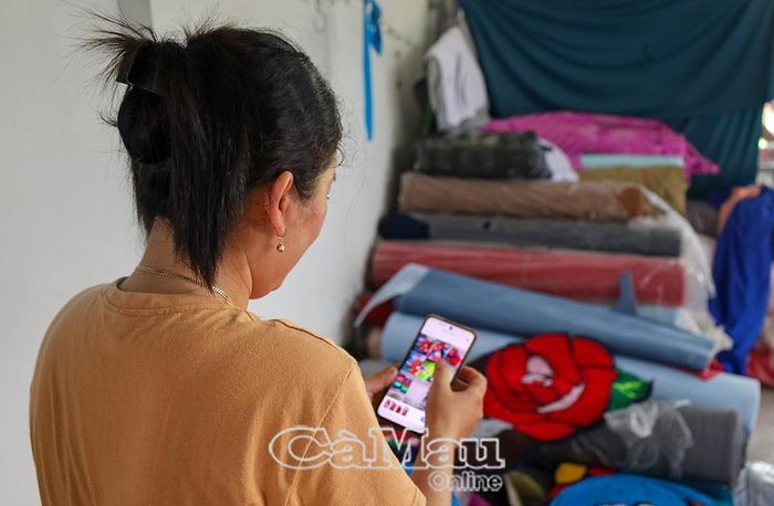  Chị Nguyễn Thị Diễm Lam tận dụng mạng xã hội để quảng bá sản phẩm và kết nối khách hàng.