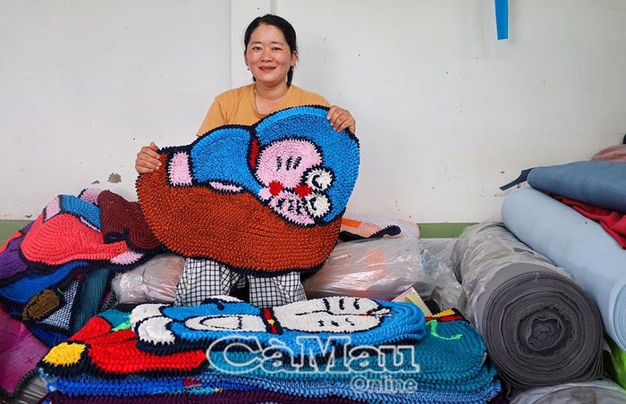  Bằng sự khéo léo và niềm đam mê với nghề, chị Lam tạo nên những tấm thảm đa dạng mẫu mã, màu sắc. 