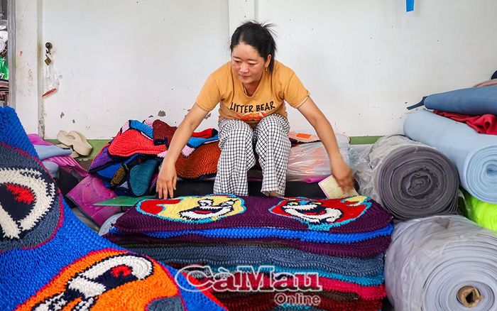  Vào lúc cao điểm, nhóm của chị Lam hoàn thiện và tiêu thụ từ 40-60 tấm thảm mỗi đợt sản xuất. 