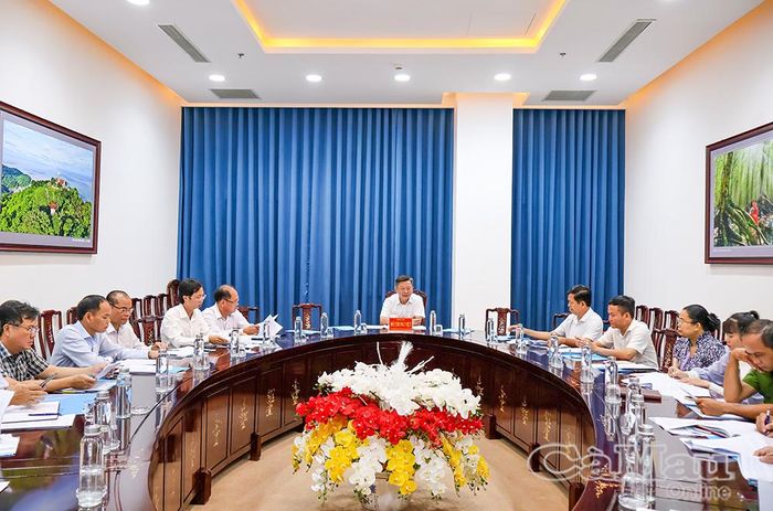Đồng chí Hồ Trung Việt, Ủy viên Ban Thường vụ Tỉnh ủy, Trưởng ban Tuyên giáo và Dân vận Tỉnh ủy, chủ trì cuộc họp.