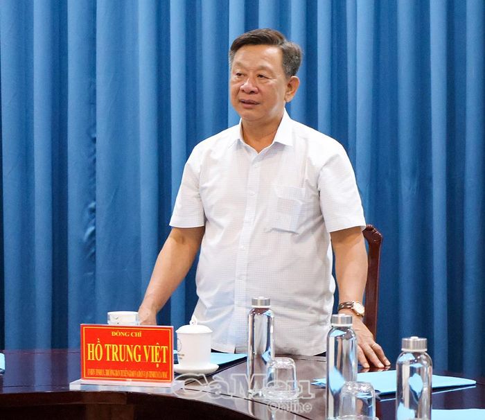 Đồng chí Hồ Trung Việt, Ủy viên Ban Thường vụ Tỉnh ủy, Trưởng ban Tuyên giáo và Dân vận Tỉnh ủy, phát biểu chỉ đạo tại cuộc họp.