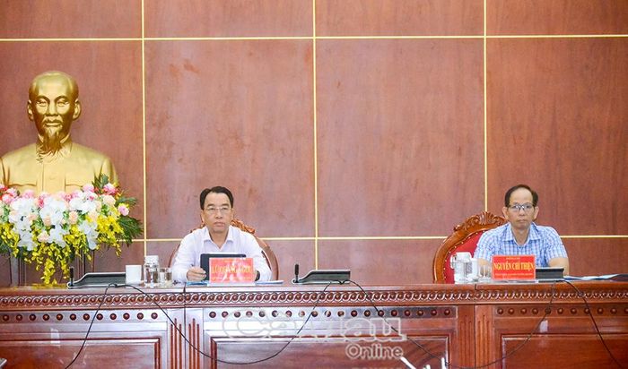 Tại điểm cầu tỉnh Cà Mau, đồng chí Lữ Quang Ngời, Phó Bí thư Tỉnh ủy, Chủ tịch UBND tỉnh (bìa trái), chủ trì hội nghị.