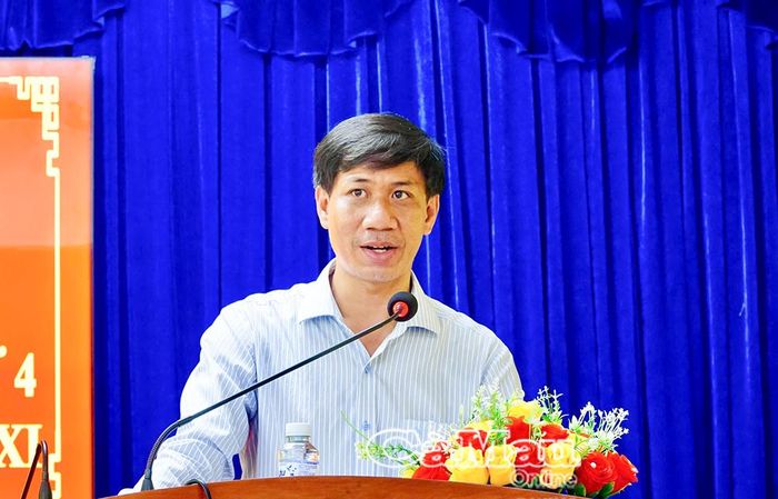 Phó Chủ tịch UBND xã Hưng Mỹ Đỗ Quốc Tây trả lời, giải trình các ý kiến, kiến nghị của cử tri.