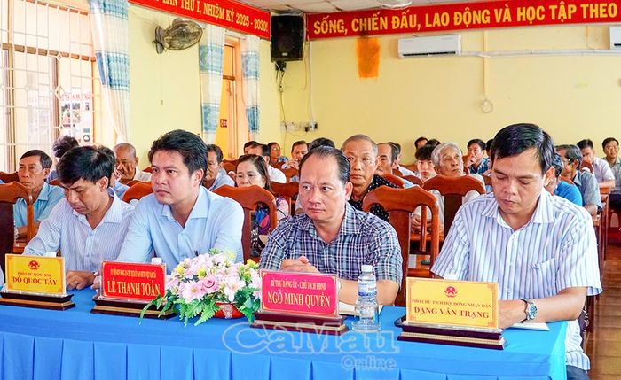 Lãnh đạo xã và cử tri tham dự buổi tiếp xúc.