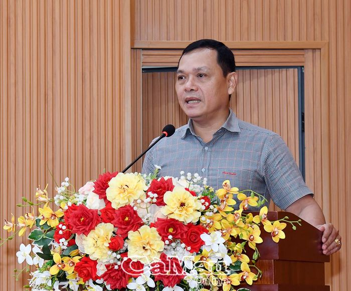 Đồng chí Đặng Văn Nam, Phó Chủ tịch UBND Phường Lý Văn Lâm, trao đổi, làm rõ các ý kiến, kiến nghị của cử tri thuộc thẩm quyền địa phương.